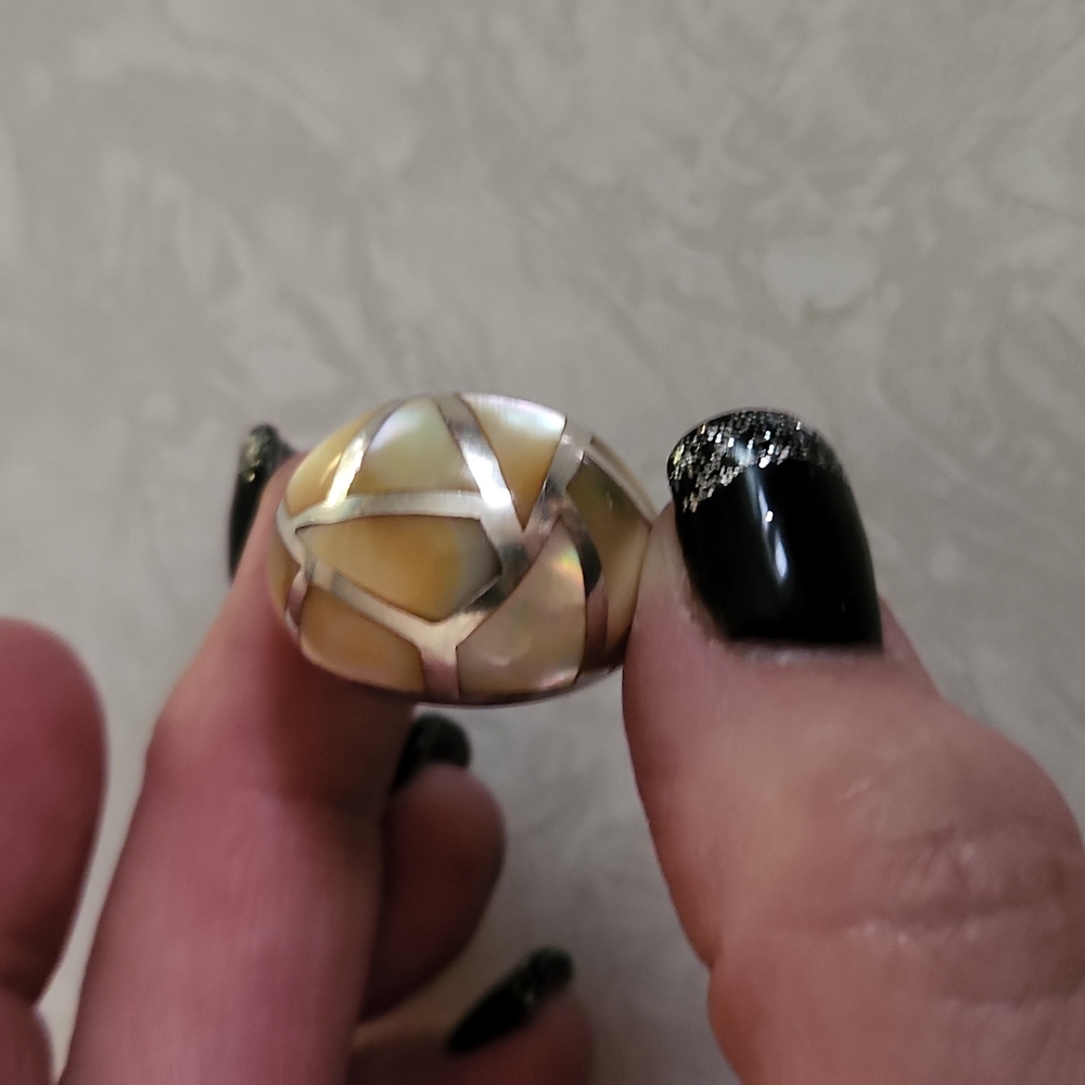 Mother of pearl 925 sterling silver. (approx 10.00g)